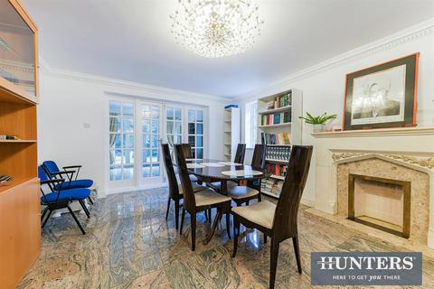 3 Vicarage Close, Worcester Park, KT4 7LZ