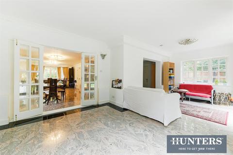 3 Vicarage Close, Worcester Park, KT4 7LZ