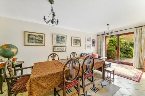 28 Portland Square, London, E1W 2QR