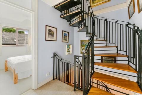 28 Portland Square, London, E1W 2QR