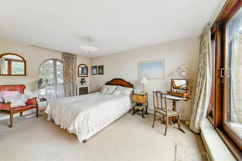 28 Portland Square, London, E1W 2QR