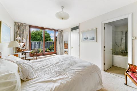 28 Portland Square, London, E1W 2QR