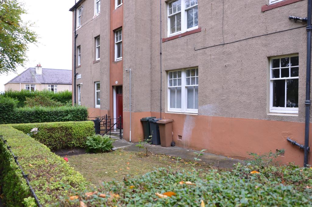 Northfield Broadway, Edinburgh EH8 2 bed ground floor flat £925 pcm (£213 pw)