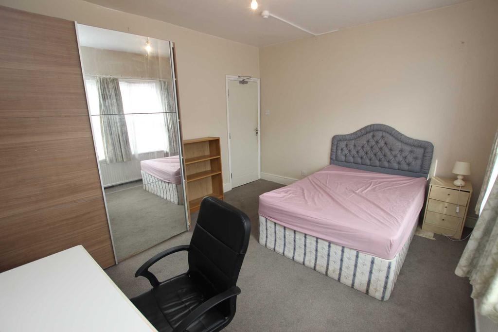 Radstock Road, Reading 1 bed in a house share £410 pcm (£95 pw)