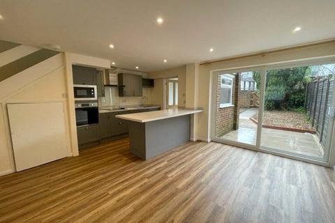 3 bedroom terraced house to rent, Eton Place, Farnham, Surrey, GU9