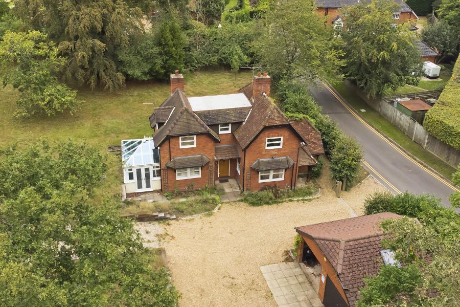 Wick Lane, Englefield Green 2 bed detached house to rent £3,000 pcm