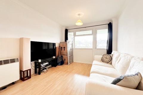 1 bedroom flat to rent, Carfax Avenue, Tongham