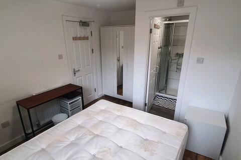 6 bedroom house share to rent, Smalldale Ave En suite , Whalley Range  , Manchester   M16