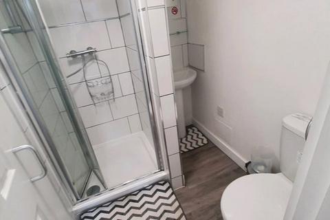 6 bedroom house share to rent, Smalldale Ave En suite , Whalley Range  , Manchester   M16