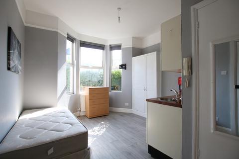 Studio to rent, Howard Road, London, NW2