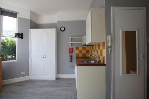 Studio to rent, Howard Road, London, NW2