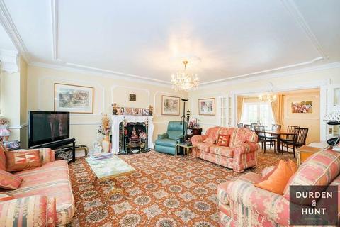 142 Manor Road, Chigwell, IG7 5PR