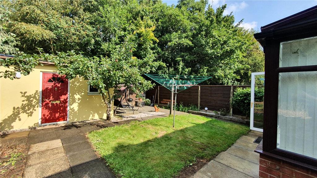 Hopwood Road, Middleton, Manchester, M24 3 bed end of terrace house £