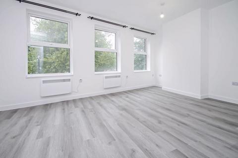 3 bedroom flat to rent, Oldfields Circus, Northolt