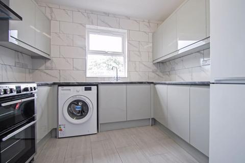 3 bedroom flat to rent, Oldfields Circus, Northolt