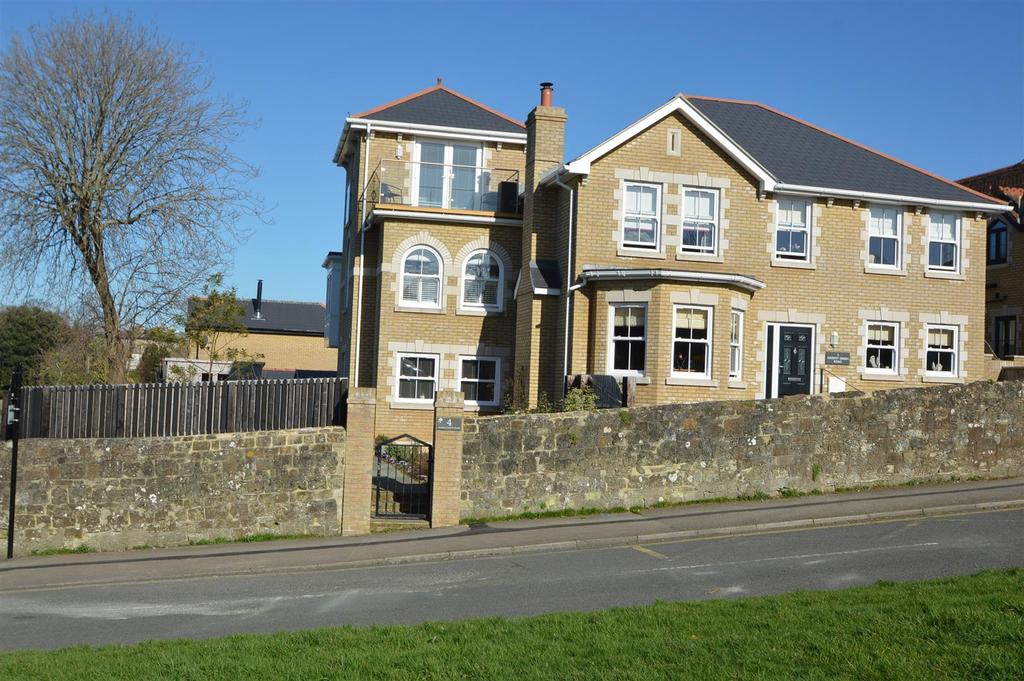 ELMFIELD, RYDE 4 bed semidetached house £439,950