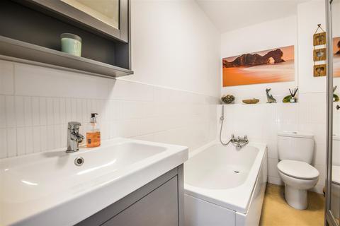 67 Cutforth Way, Romsey, SO51 0BG