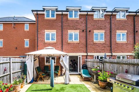 67 Cutforth Way, Romsey, SO51 0BG