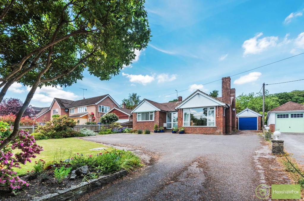 Crampmoor Lane, Crampmoor, Romsey, Hampshire 3 bed detached bungalow