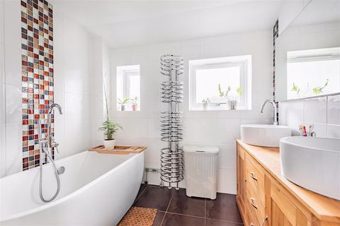 5 Alder Close, Whitenap, Romsey, SO51 5SJ