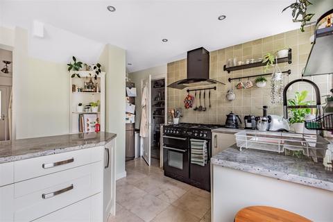 5 Alder Close, Whitenap, Romsey, SO51 5SJ