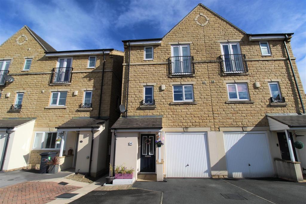 Hanby Close, Fenay Bridge, Huddersfield, HD8 0FZ 4 bed semidetached
