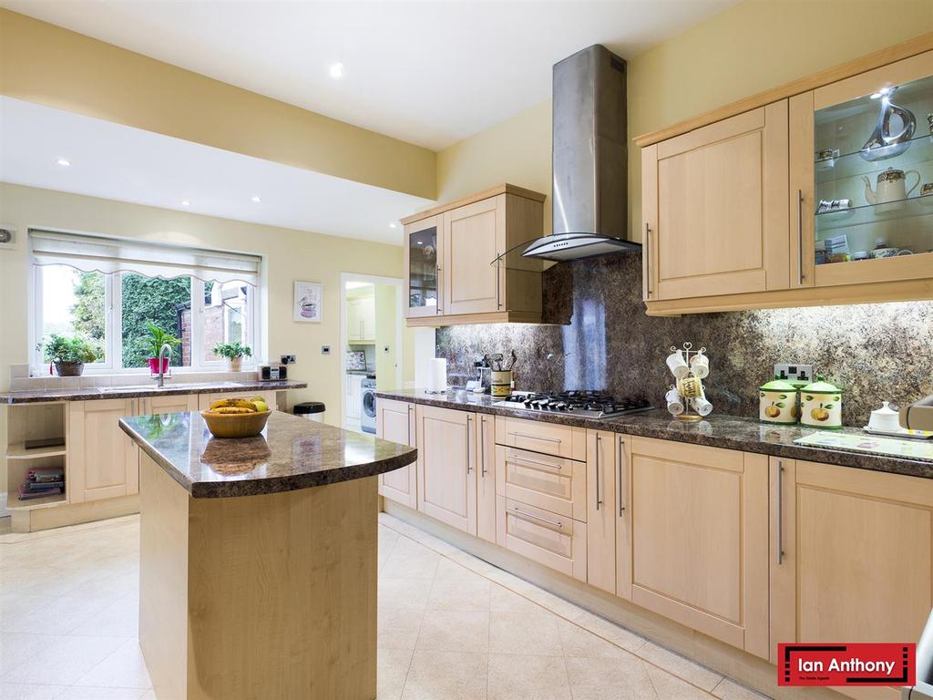 Open plan breakfast / kitchen