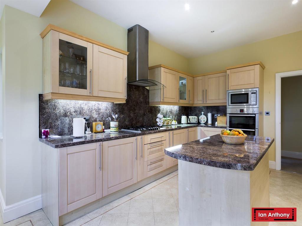 Open plan breakfast / kitchen