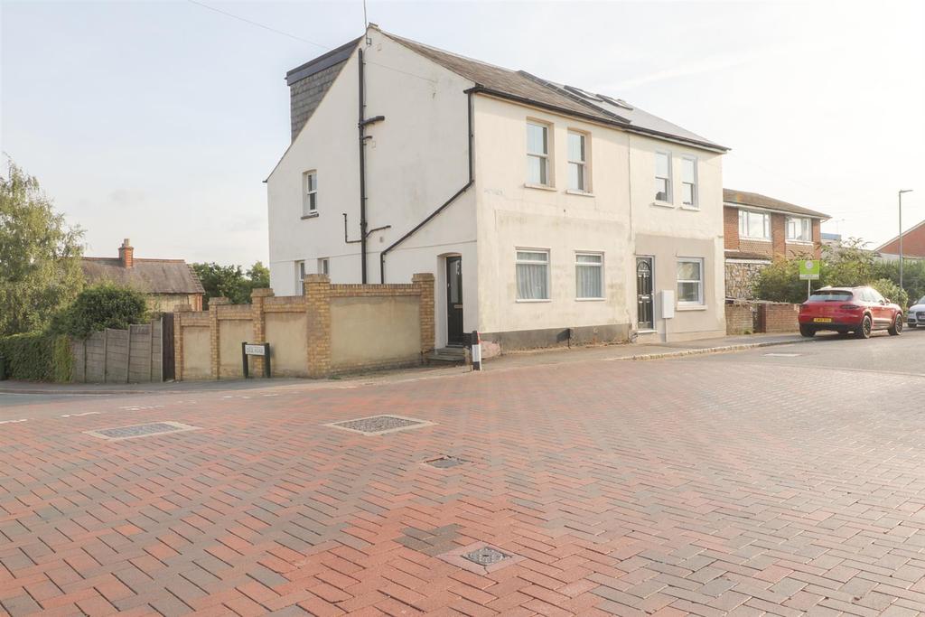 Rye Road, Hoddesdon 4 bed end of terrace house £2,200 pcm (£508 pw)