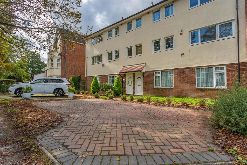 Avenue Road, Banstead 2 bed apartment £309,950