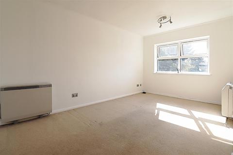 129b Parsonage Manorway, Belvedere, DA17 6NF