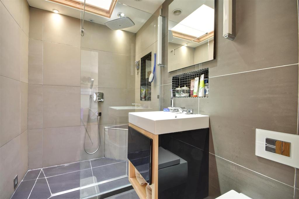 En-suite shower oom