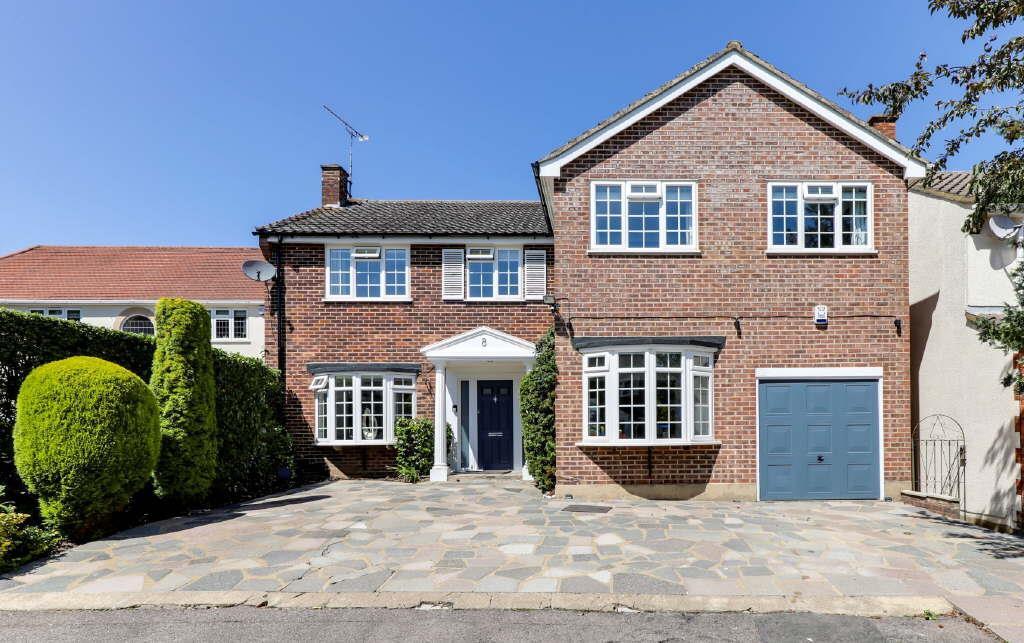 Howfield Green, Hoddesdon, Hertfordshire 5 bed detached house - £865,000