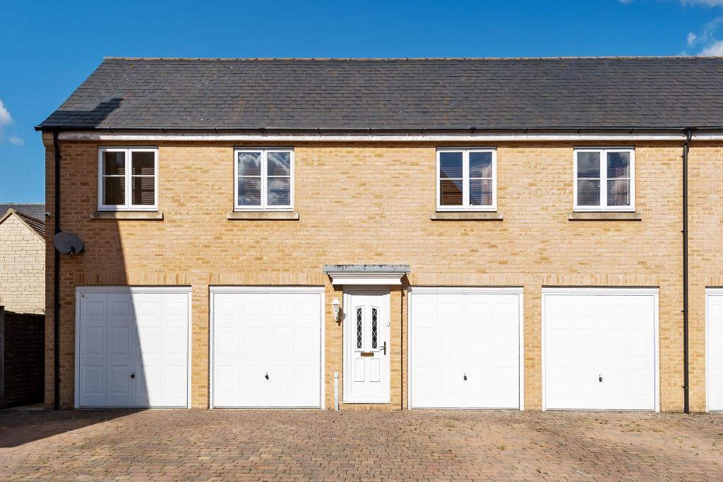 Shilton Park, Carterton, 2 bed semidetached house £225,000