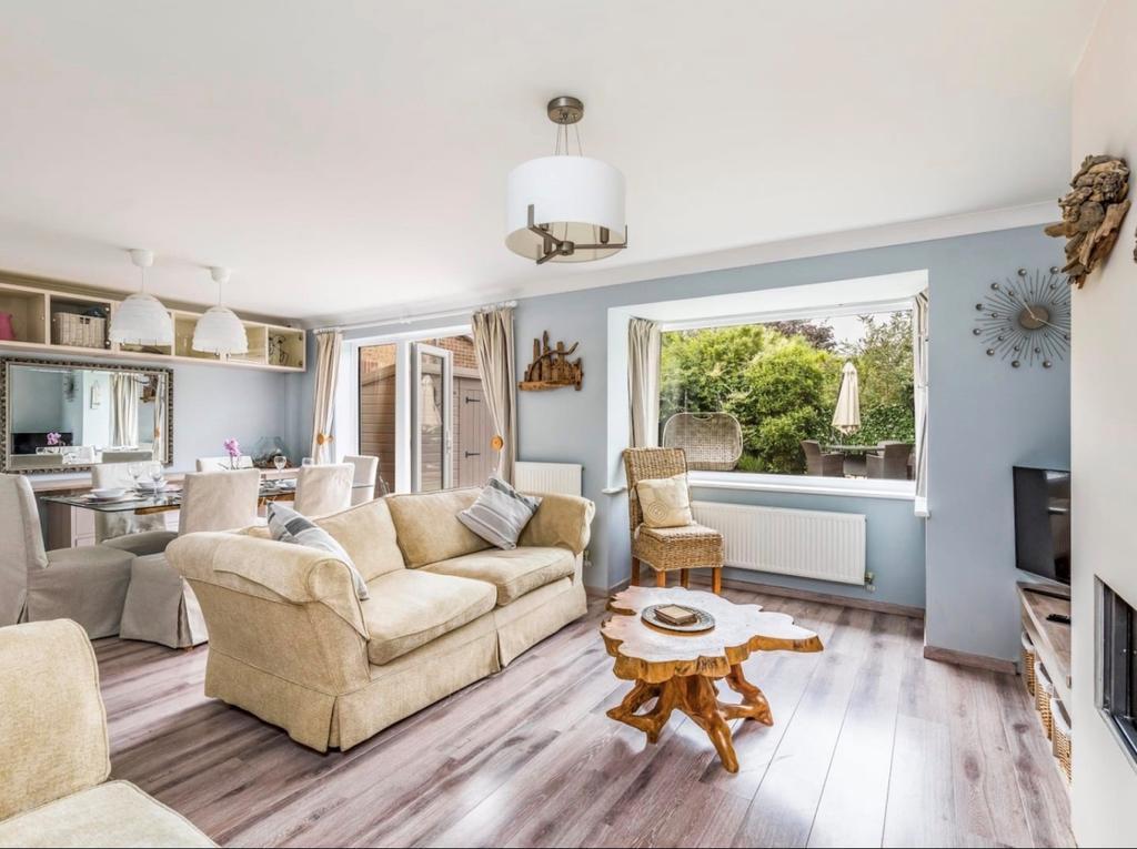 Stanbury Close Bosham PO18 5 bed detached house £2,000 pcm (£462 pw)