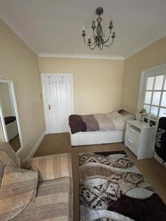 House share to rent, Tomswood Road,