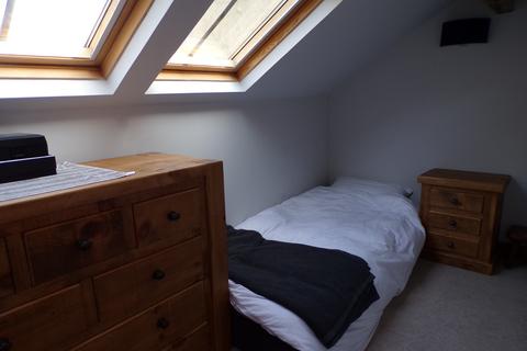 4 Back Fold, Clayton, Bradford, BD14 6BW