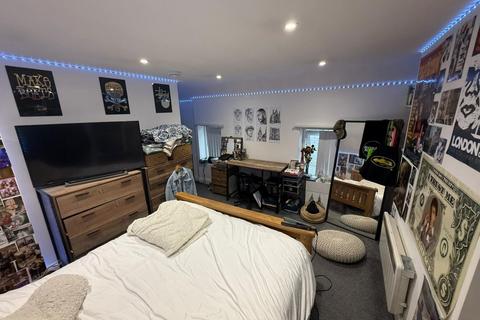 2 bedroom flat to rent, Bull Lane, Hp11