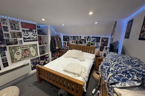 2 bedroom flat to rent, Bull Lane, Hp11