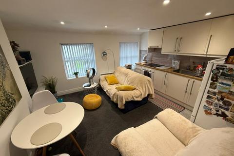 2 bedroom flat to rent, Bull Lane, Hp11
