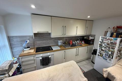 2 bedroom flat to rent, Bull Lane, Hp11