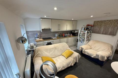 2 bedroom flat to rent, Bull Lane, Hp11