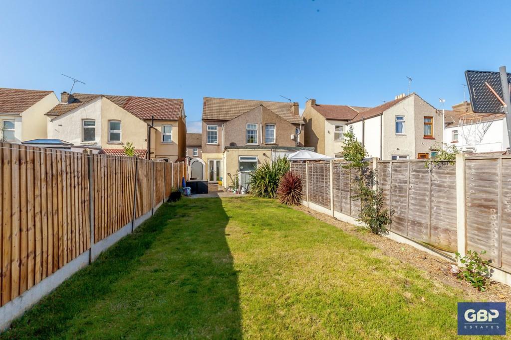 Clydesdale Road, Hornchurch 3 bed semidetached house £400,000