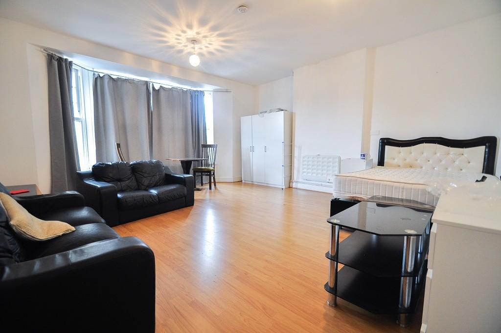 Commercial Road, Newport 1 bed apartment £525 pcm (£121 pw)