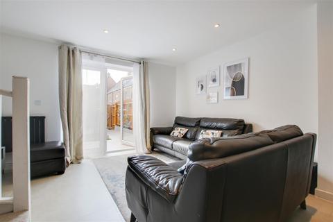 1 Arnold Close, Hertford, SG13 7ES