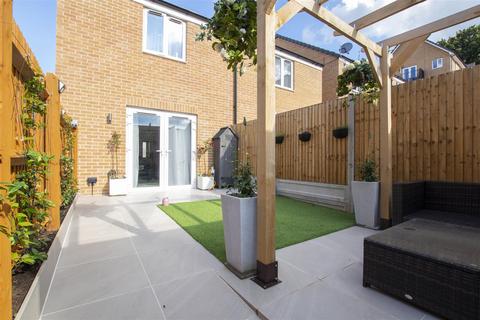1 Arnold Close, Hertford, SG13 7ES