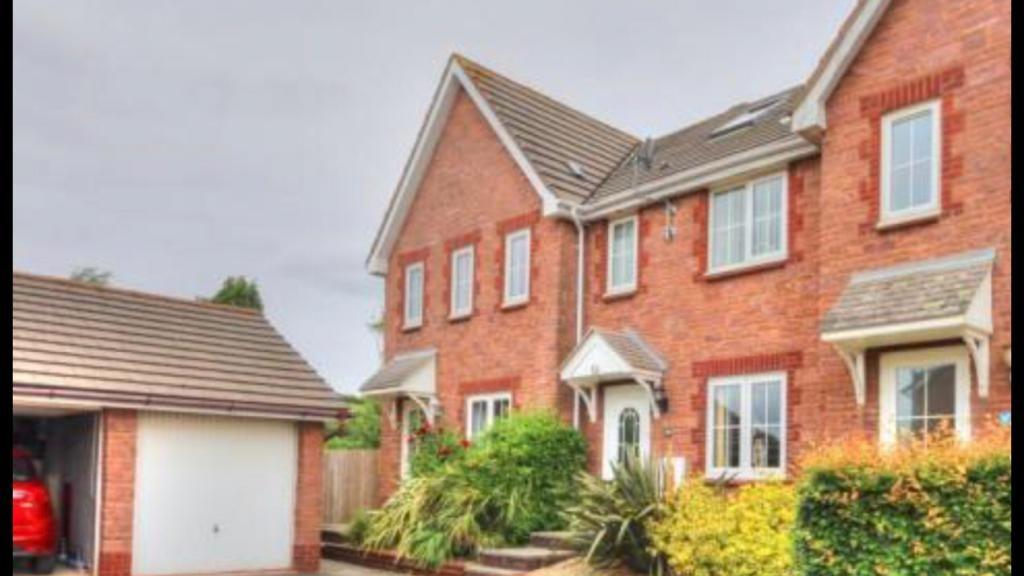 Brecon Close, Collaton St. Mary, Paignton TQ4 3 bed terraced house £1,350 pcm (£312 pw)