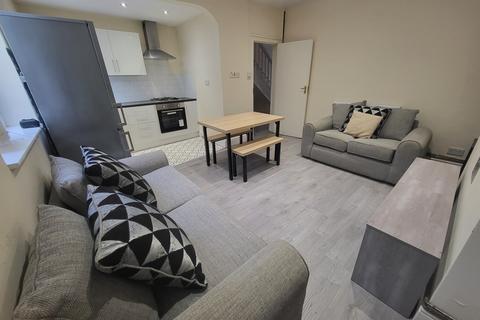 4 bedroom terraced house to rent, Railton Avenue, Whalley Range, Manchester. M16 8AU 