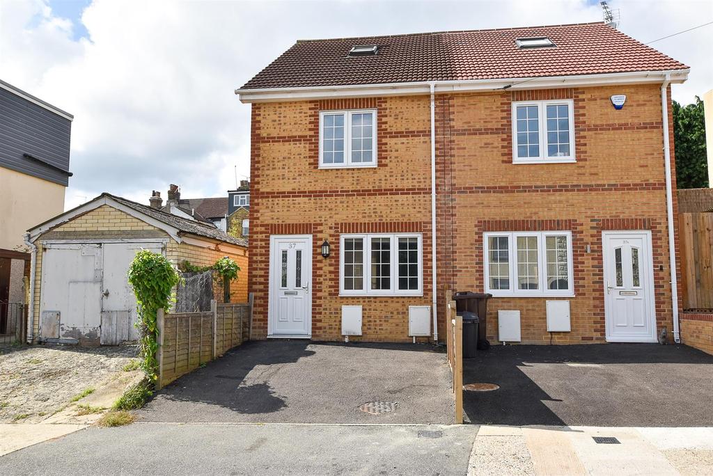 Essex Road, Halling, 3 bed semidetached house £1,300 pcm (£300 pw)