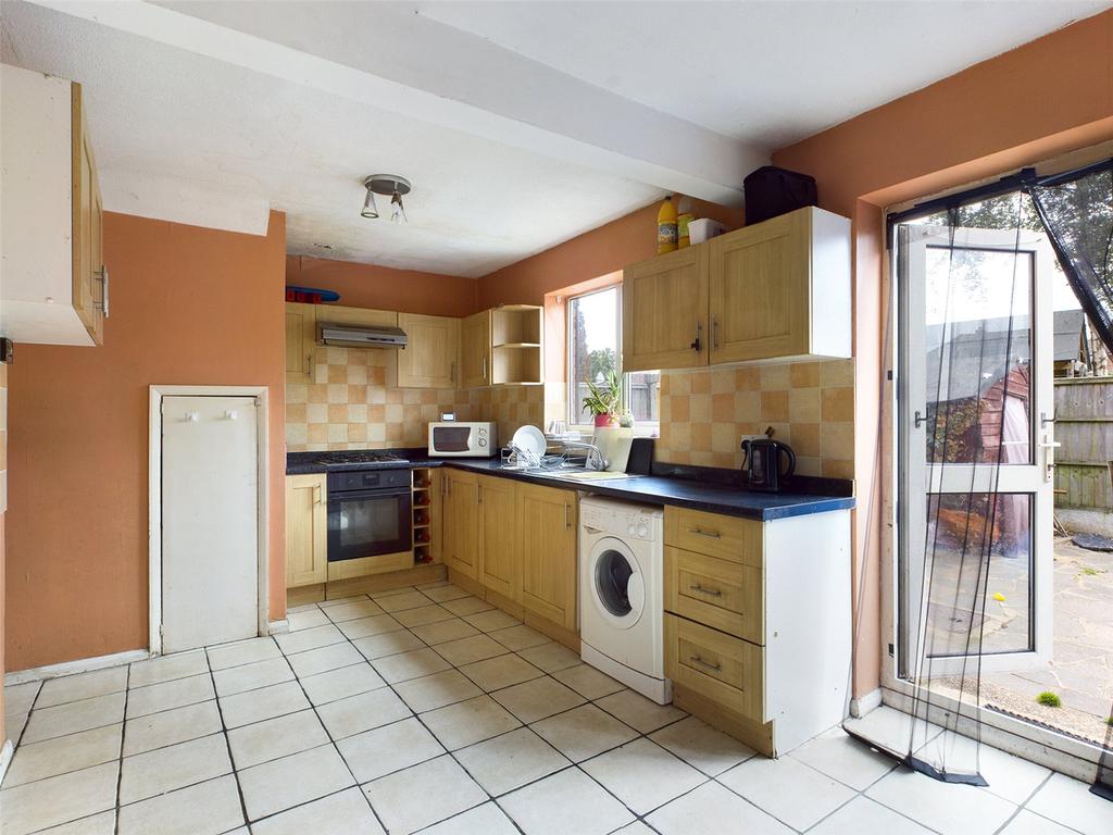 Oaks Road, Stanwell, StainesuponThames, TW19 3 bed terraced house £